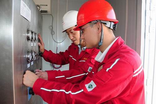 西北油田新型控制柜實現單井自動化控制